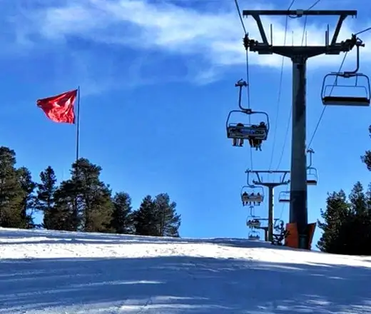 Sarıkamış Kayak Merkezi’nde telesiyej hattı, sarıçam ormanları ve toz kristal kar örtüsü